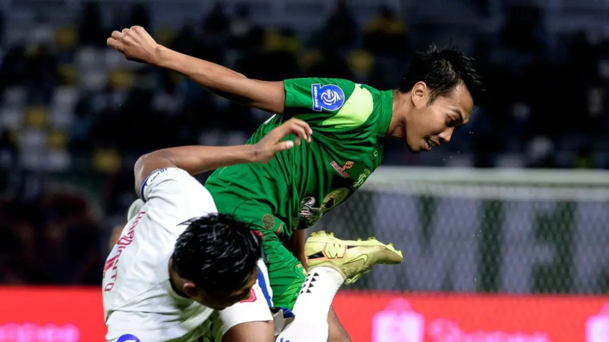 Ryan, pemain Persebaya duel. Bernardo Tavares belum sepenuhnya puas. PERSEBAYA