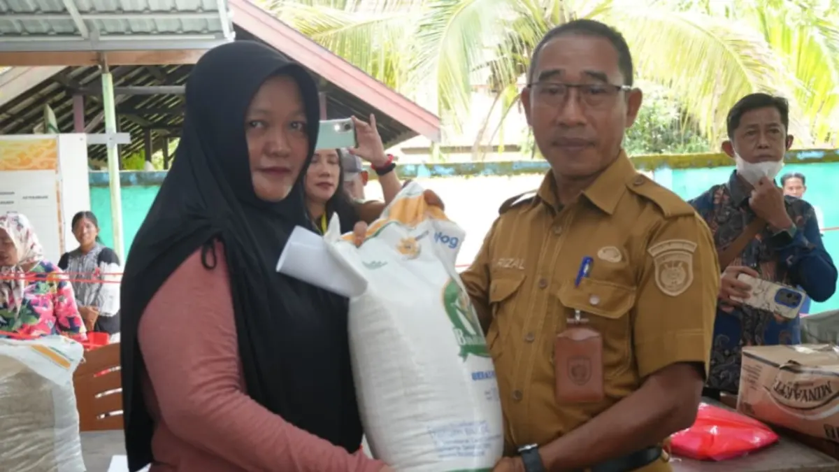 Asisten Perekonomian dan Pembangunan Setda, Samsul Rizal memberikan bantuan beras dari pemerintah kepada warga. HUMAS