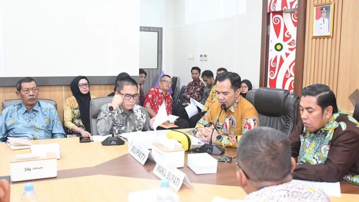 Bupati Pulang Pisau H Ahmad Rifa’i dan Wakil Bupati Ahmad Jayadikarta saat meminpin rapat terkait WFH. HUMAS