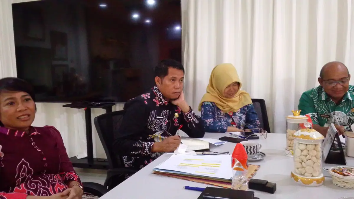 Pj Sekretaris Sekda Barsel, Ita Minarni saat audensi bersama awak media. DENAR/KALTENG POS&nbsp;