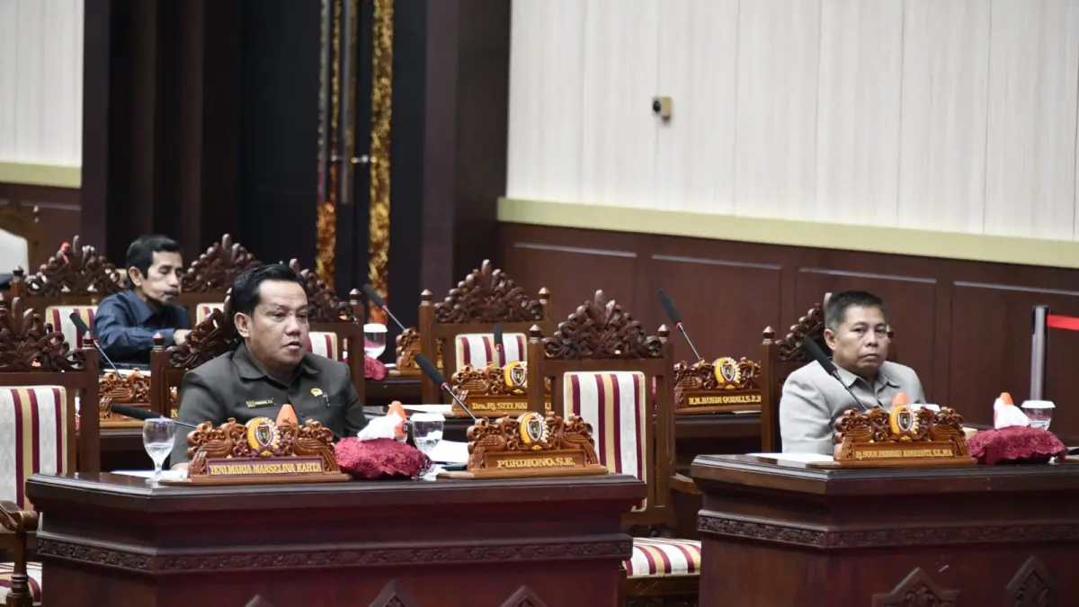 Wakil Ketua Komisi I DPRD Kalteng, Sudarsono (paling kanan kanan) saat mengikuti kegiatan rapat paripurna.SHAFA KAMILA/KALTENG POS