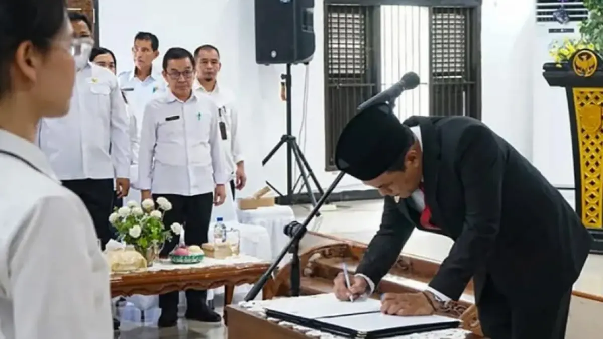 Wakil Wali Kota Palangka Raya, Achmad Zaini menandatangani berita acara pelantikan PNS