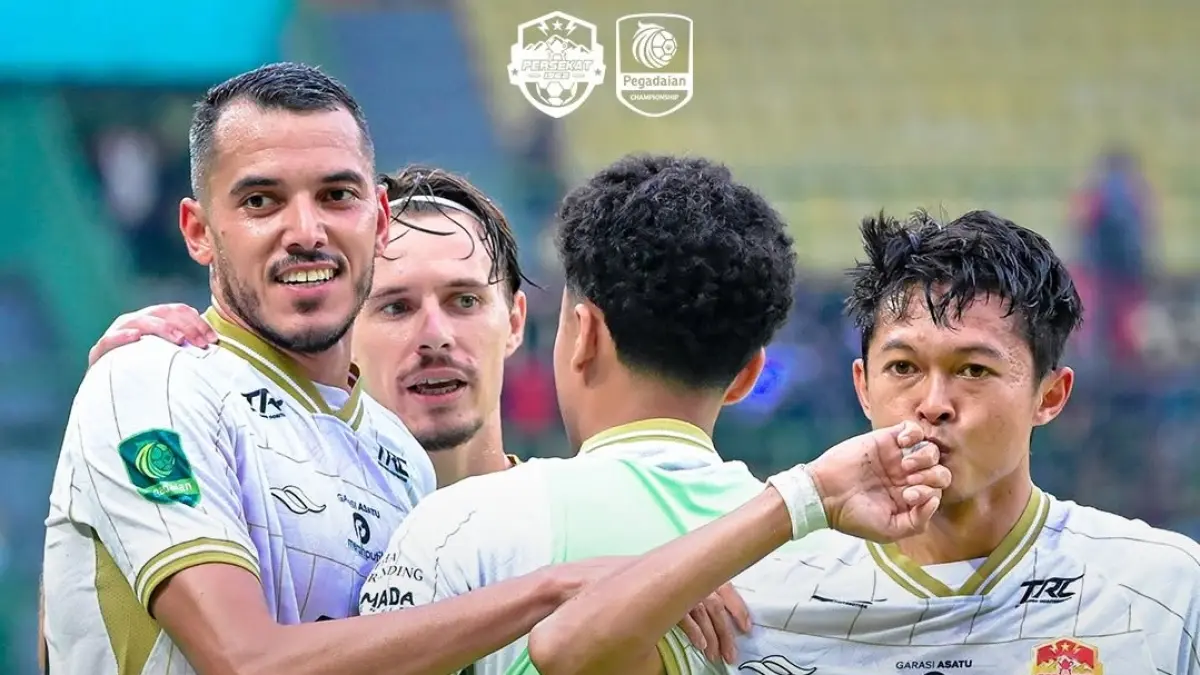 Selebrasi para pemain Persekat Tegal usai cetak gol. Upaya FC Bekasi City untuk memangkas jarak dengan pemuncak klasemen sementara sedikit terganggu usai gagal memetik poin maksimal dalam laga pekan ke-23 di Stadion Patriot Candrabhaga, Senin (6/4/2026). (Sumber: Instagram@persekat.tegal)