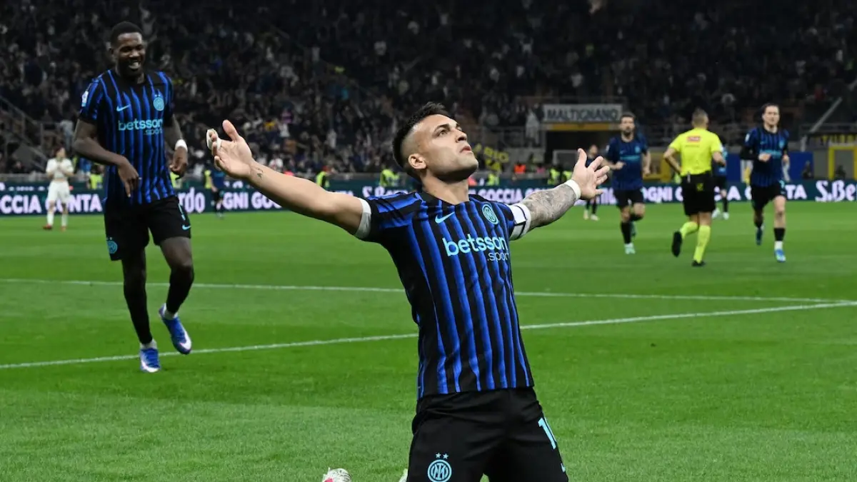 Inter Milan sukses menghancurkan AS Roma dengan sko telak 5-2 pada laga pekan ke-31 Serie A di Stadio Giuseppe Meazza/San Siro, Senin (6/4/2026) pukul 01.45 WIB. Kemenangan itu memantapkan posisi mereka di puncak klasemen sementara Liga Italia. (Sumber: REUTERS/Jennifer Lorenzini)