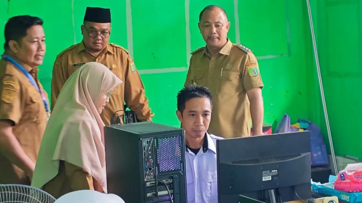 Bupati Barsel, Dr H Eddy Raya Samsuri (kanan) memantau pelaksanaan TKA. DENAR/KALTENG POS
