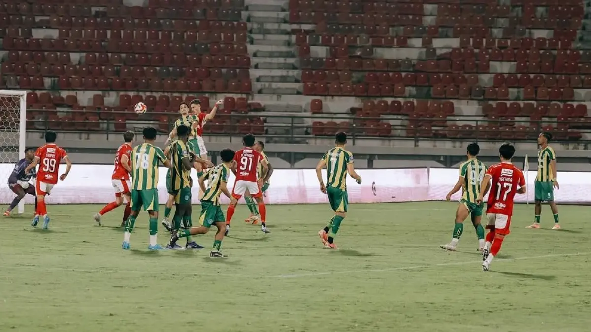 Partai penutup pekan ke-26 BRI Super League 205/2026 antara Bali United vs PSBS Biak berakhir dengan kemenangan telak tuan rumah 6-1 atas tim tamu di di Stadion Kapten I Wayan Dipta, Gianyar, Senin (6/4/2026) malam WIB. (Sumber: Instagram@baliunitedfc) 