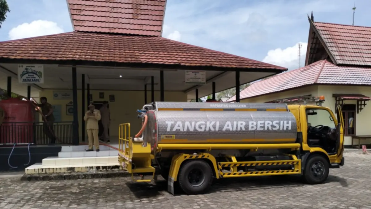 Petugas PUPR Kobar bersama tim PDAM Tirta Aurt ketika menyalurkan air bersih kepada masyarakat Desa Natai Baru dan Desa Bungur. DINAS PUPR