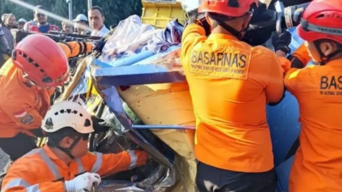 Basarnas bamtu evakuasi sopir terjepit.
