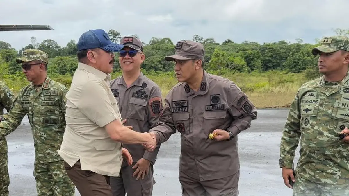 Kajari Barito Utara, Fredy Feronico Simanjuntak bersalaman dengan Jaksa Agung ST Burhanuddin.KEJARI