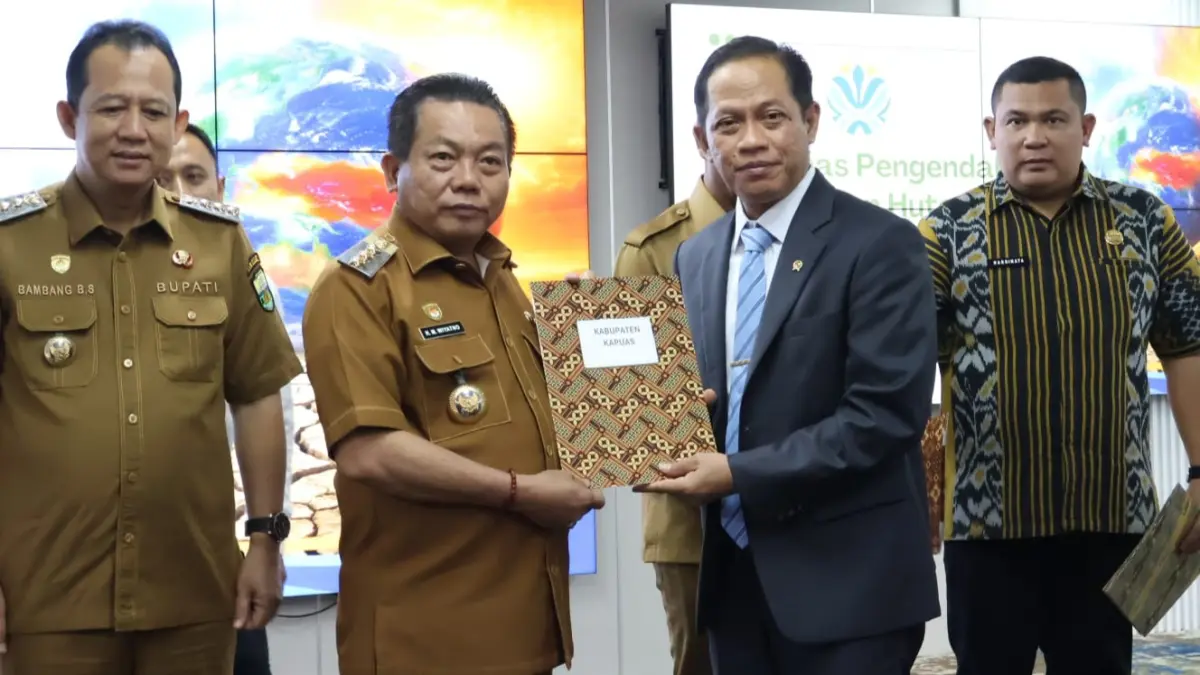 Menteri Lingkungan Hidup/BPLH Dr Hanif Faisol Nurofiq menyerahkan berita acara kepada Bupati Kapuas HM Wiyatno. DOK PRIBADI