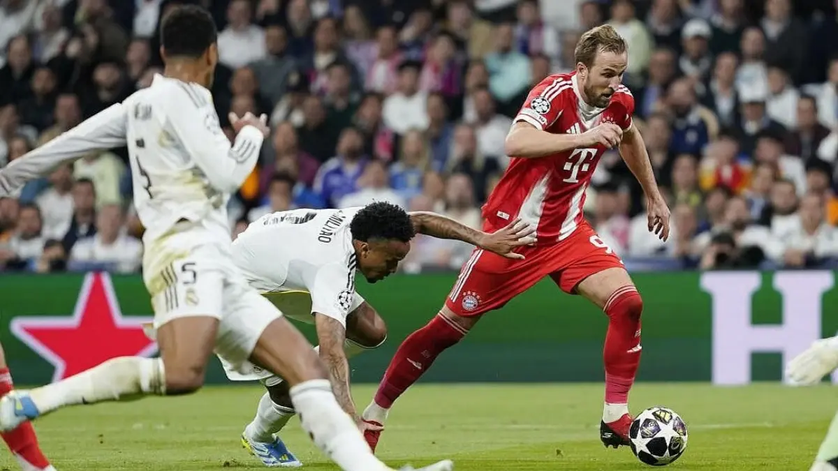 Penyerang Bayern Munchen Harry Kane berusaha melewati hadangan pemain bertahan Real Madrid pada pertandingan leg pertama babak perempat final UEFA Champions League 2025/2026, Rabu (8/4/2026) dini hari WIB. (Sumber: Reuters Photo)