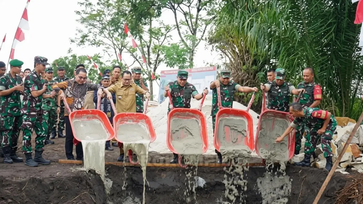 Wali Kota Fairid Naparin bersama Pangdam XXII/ Tambun Bungai memulai pembangunan Jembatan Perintis Garuda.&nbsp;ILHAM/KALTENG POS