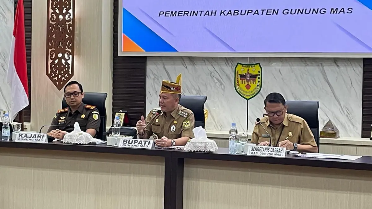 Bupati Gunung Mas, Jaya S Monong memimpin rapat bahas tim terpadu.SEPANYA/KALTENG POS
