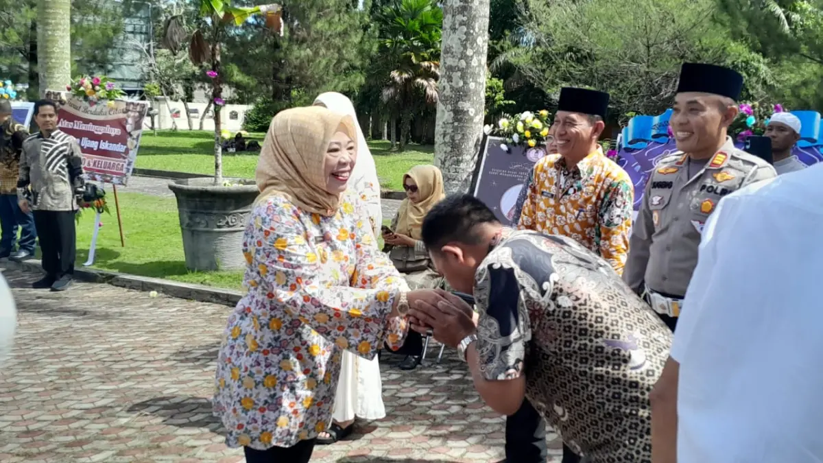 Bupati Kobar Hj Nurhidayah melayat di rumah duka Hj Yustina Ismiati.SONI/KALTENG POS