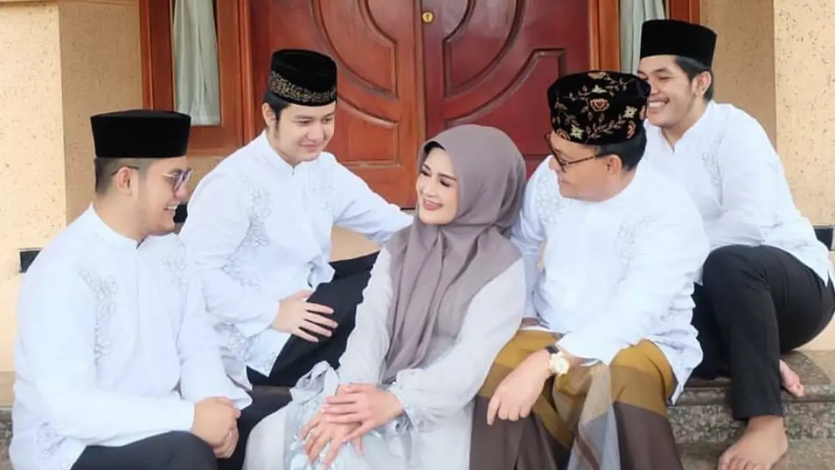 Hj Yustina Ismiati bersama suami dan anak-anaknya.INSTAGRAM