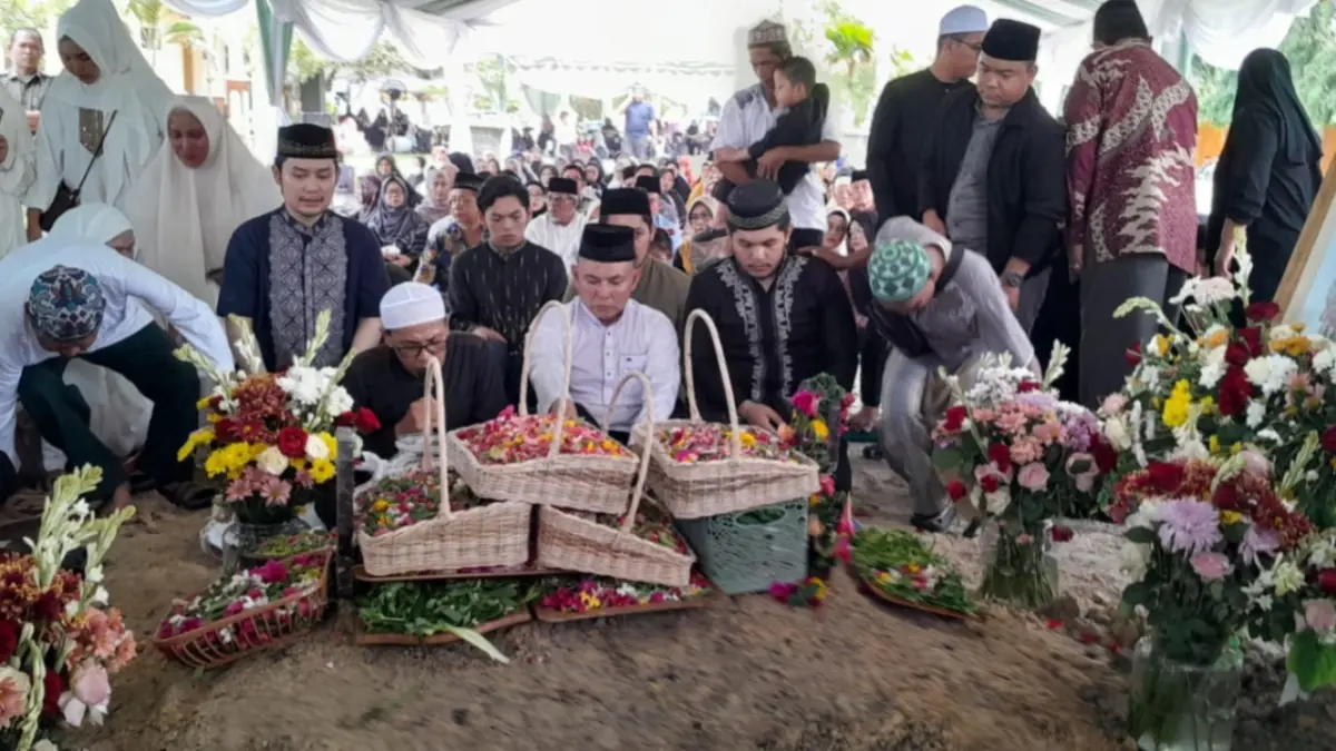 Ujang Iskandar dan anak-anaknya menghadiri prosesi pemakaman Hj Yustina Ismiati. SONI/KALTENG POS