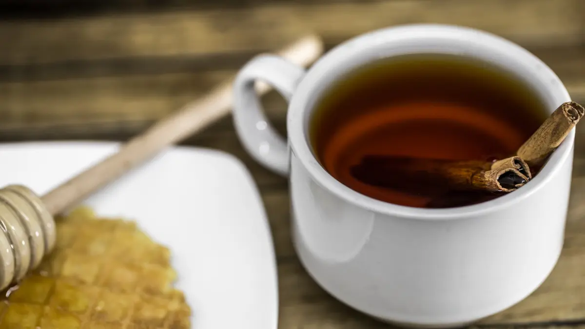 Teh madu bisa dijadikan obat alami untuk radang tenggorokan. FREEPIK