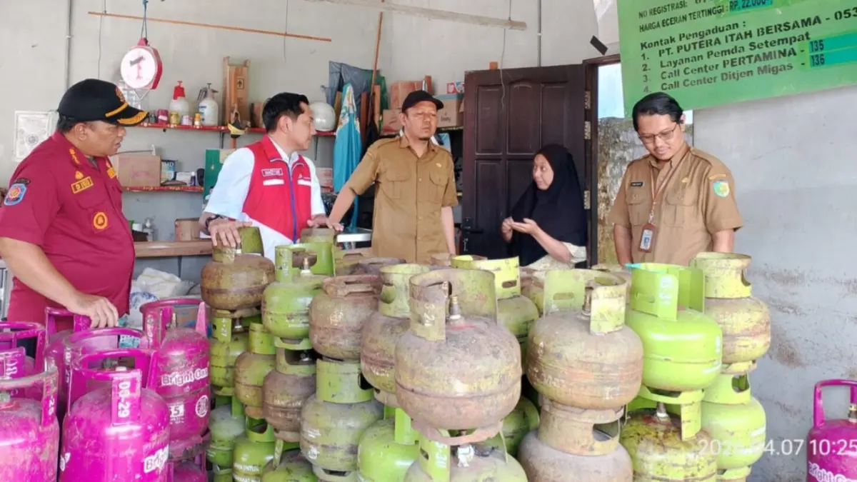 TIM DPKUKMP Kota Palangka Raya memantau harga elpiji di pangkalan. HUMAS
