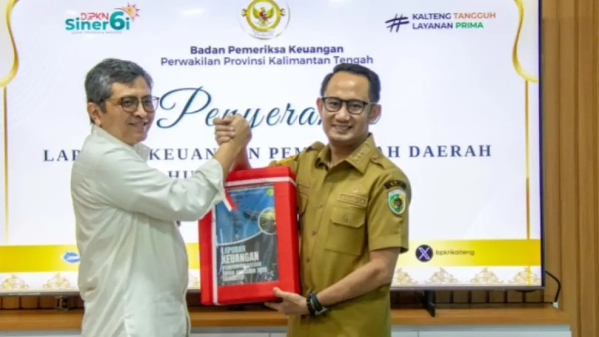 Wali Kota Fairid Naparin menyerahkan LKPD 2025 kepada Kepala BPK Kalteng, Dodik Achmad Akbar. ARIEF PRATHAMA/KALTENG POS
