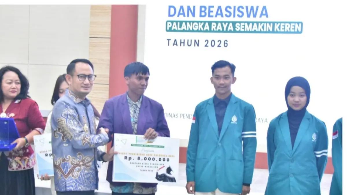 Wali Kota Fairid Naparin serahkan beasiswa buat mahasiswa.DISDIK