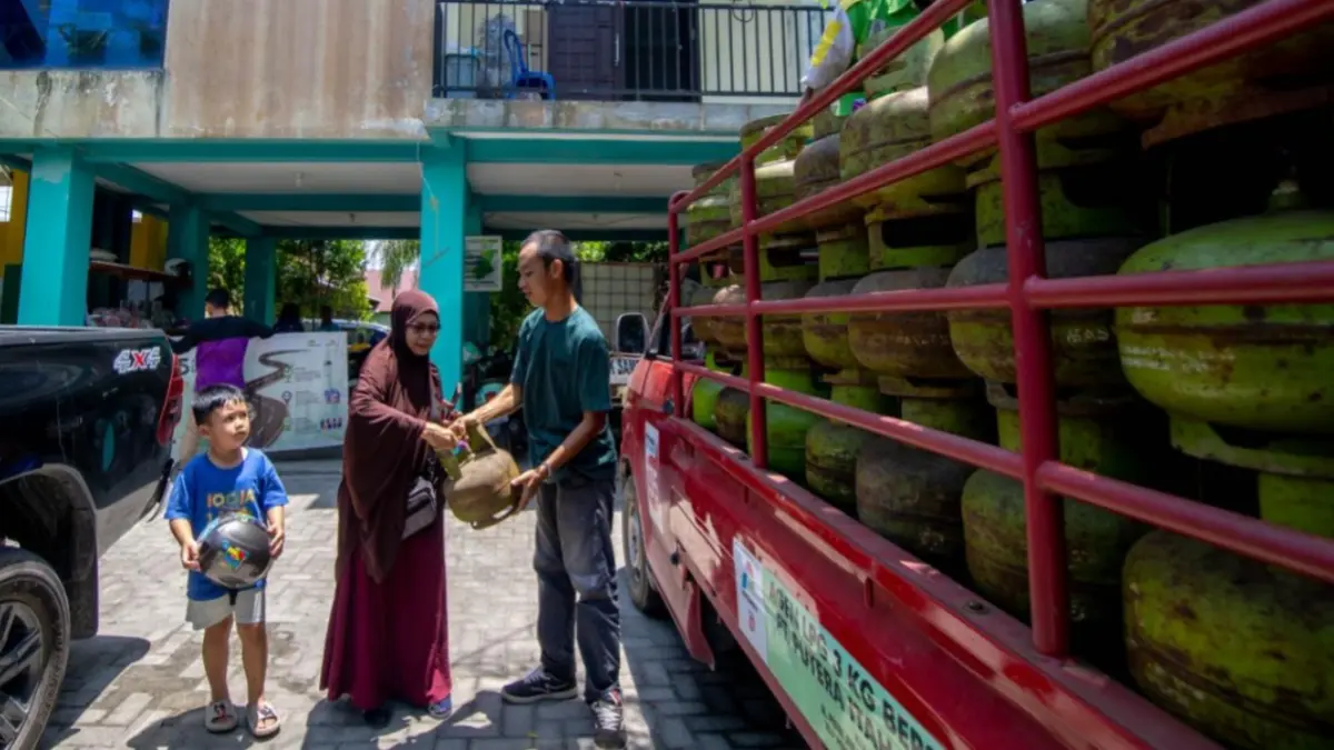 Warga sedang membeli gas elpiji 3 Kg di Kawasan Bank Sampah G Obos 12. ARIEF PRATHAMA/KALTENG POS
 