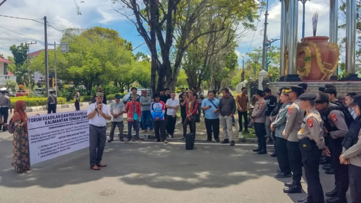 Aksi massa di depan Kantor Gubernur Kalteng. ARIEF PRATHAMA/KALTENG POS
