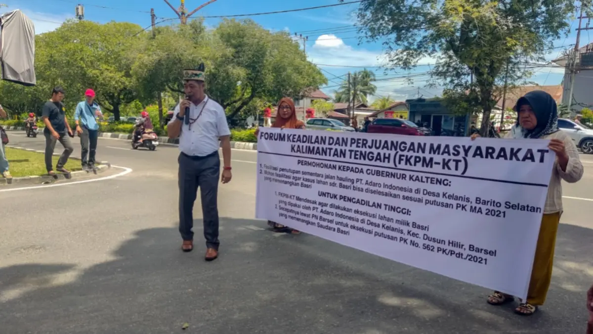 Aksi massa di depan Kantor Gubernur Kalteng.ARIEF PRATHAMA/KALTENG POS