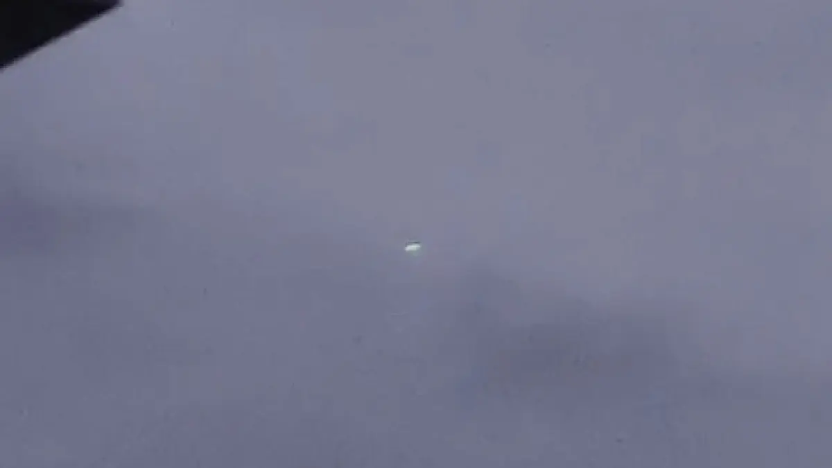 Benda bercahaya terbang di langit kapuas.