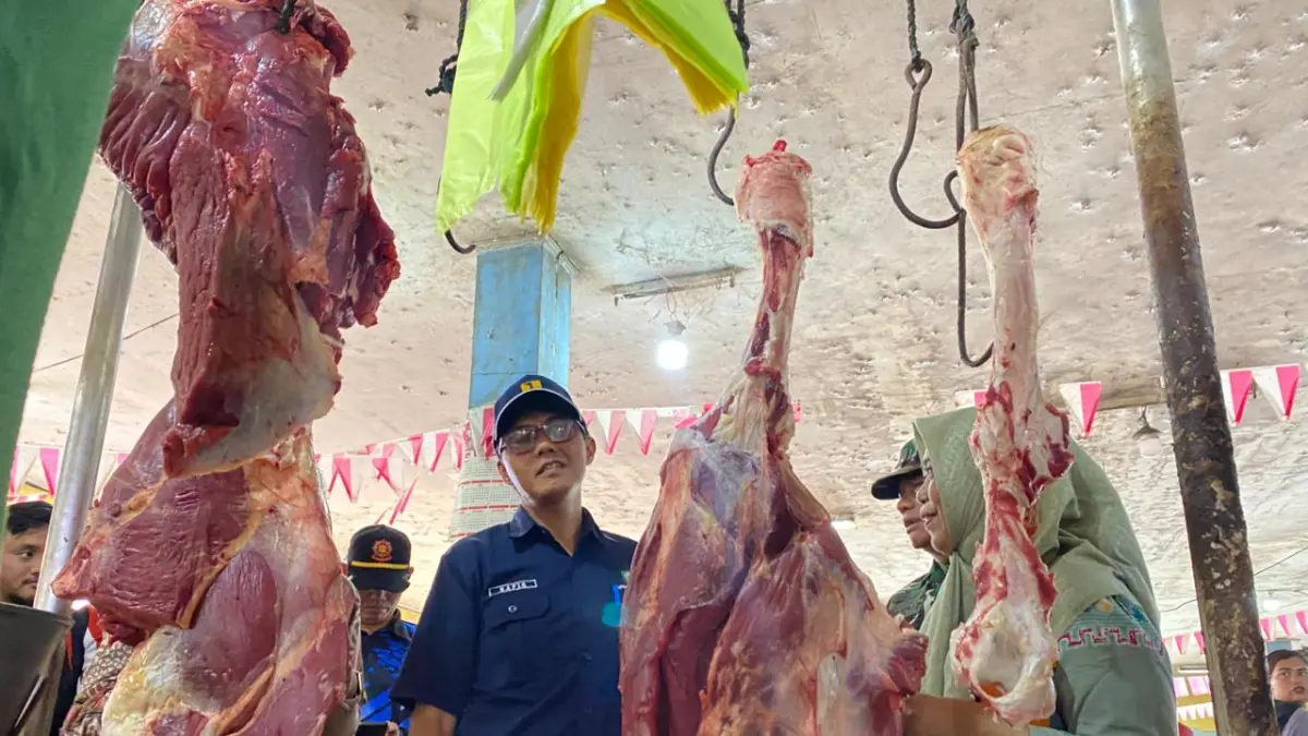 Harga daging di pasar Sampit masih tinggi.MIFTAH/KALTENGPOS.JAWAPOS.COM