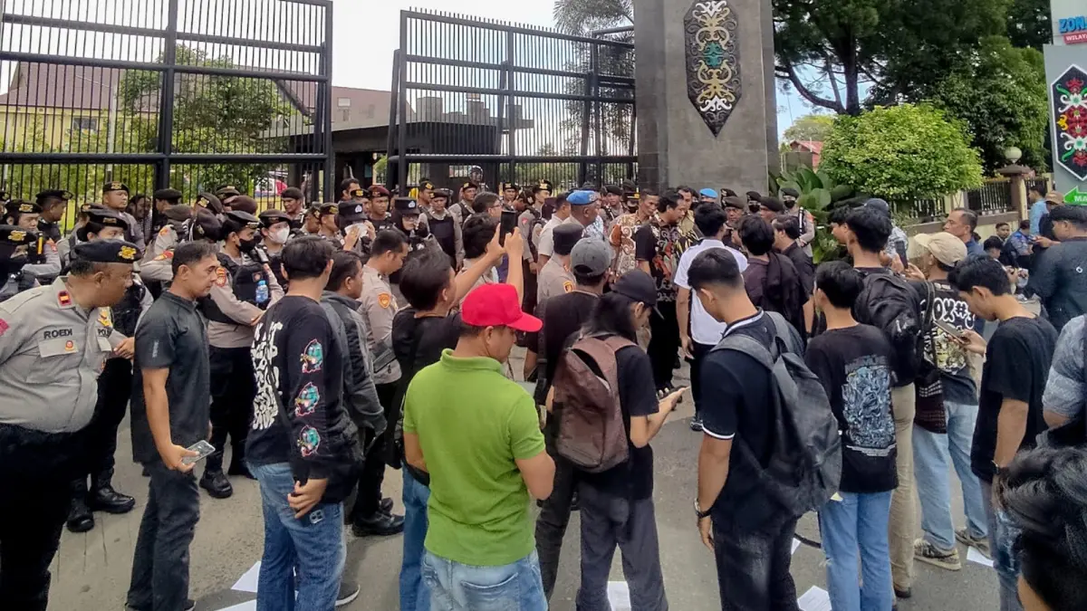 Massa desaknusut dugaan gratifikasi Ketua DPRD Kotim.RIFQI/KALTENG POS