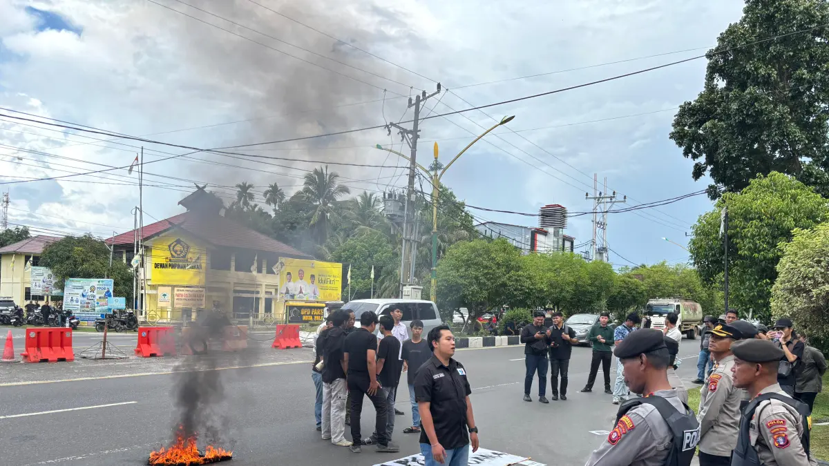 Massa di depan Mapolda Kalteng.RIFQI/KALTENG POS