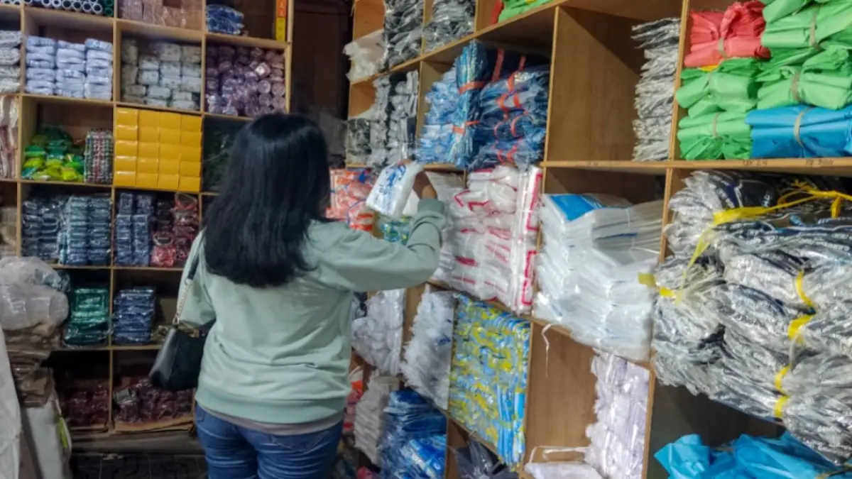 Toko penjual plastik di Palangka Raya. Harga plastik mengalami kenaikan. ARIEF PRATHAMA/KALTENG POS