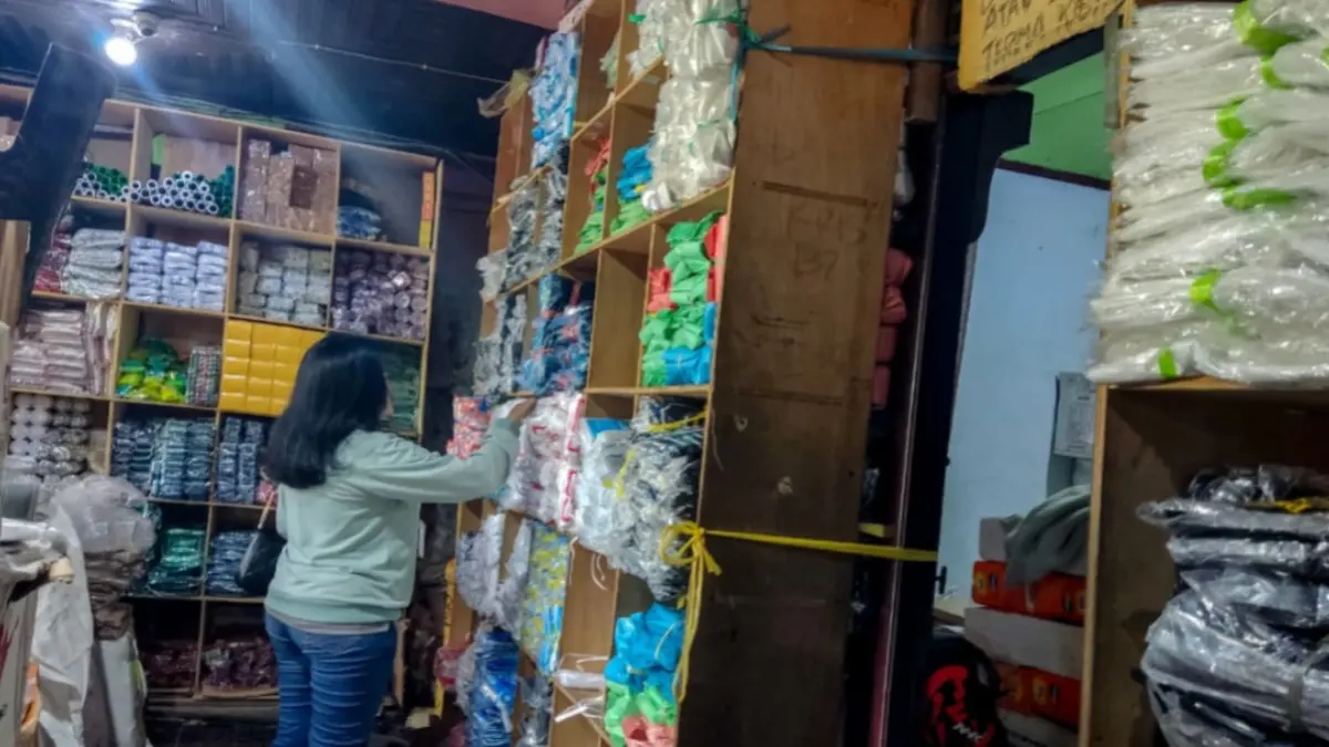 Toko penjual plastik di Palangka Raya. Harga plastik mengalami kenaikan. ARIEF PRATHAMA/KALTENG POS