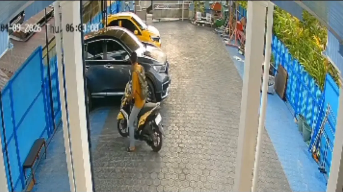 Aksi curi motor terekam CCTV