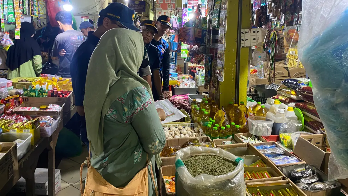 Aktivitas jual beli di Pasar Sampit.Miftah/Kaltengpos.jawapos.com