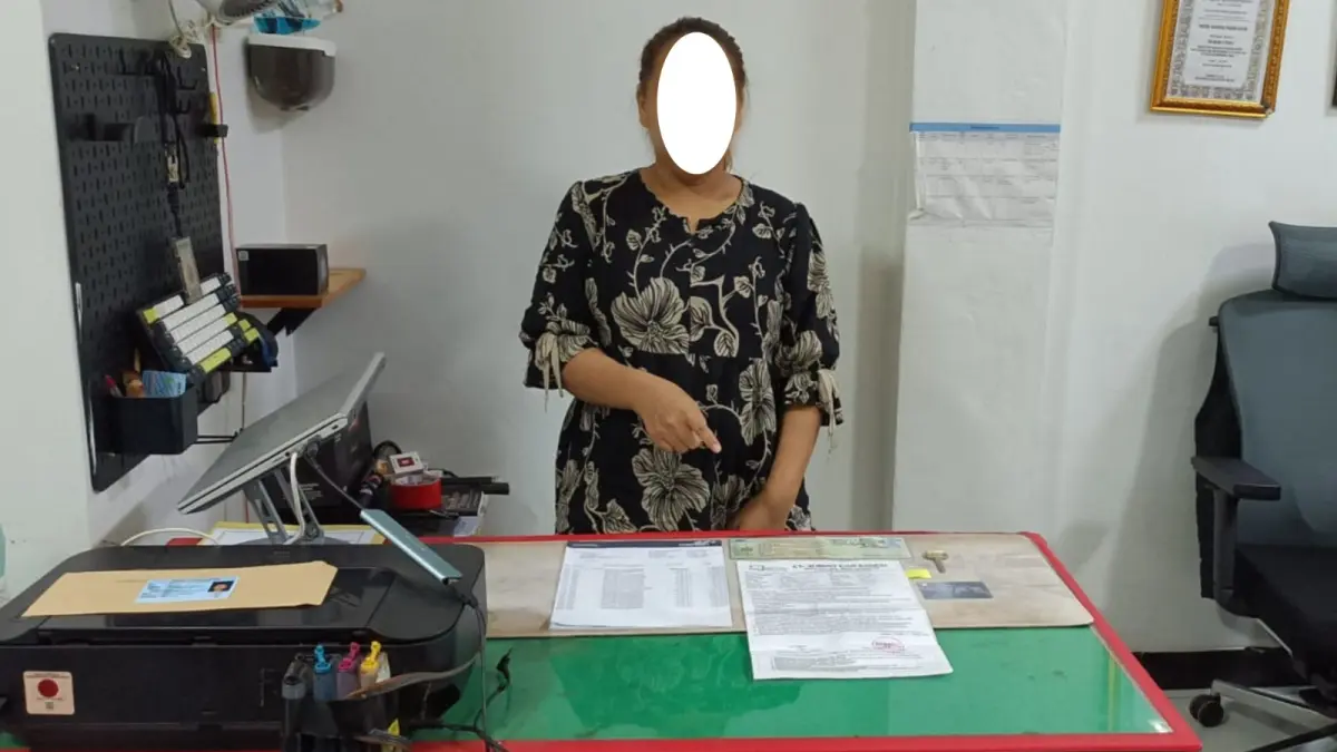 NF (32) diamankan polisi atas dugaan penggelapan.HUMAS