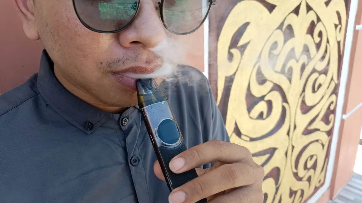 Pengguna rokok elektrik. AYU/KALTENGPOS.JAWAPOS