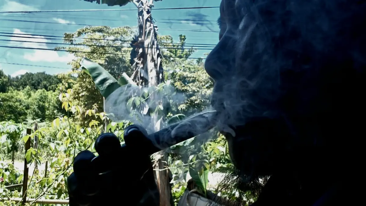 Pengguna vape. AGUS PRAMONO/KALTENGPOS.JAWAPOS.COM