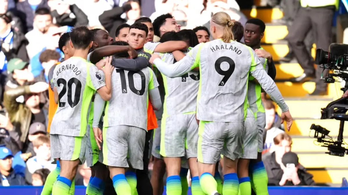 Para pemain Manchester City berselebrasi usai mencetak gol ke gawang Chelsea. The Citizens mendapatkan momentum dalam perburuan juara Premier League usai menang telak 3-0 atas Chelsea pada laga pekan ke-32 di Stamford Bridge, Minggu (12/4/2026) malam WIB. (Sumber: John Walton/PA Wire) 
