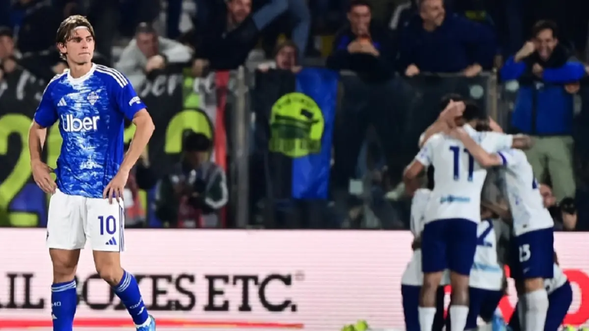 Ekspresi kecewa Nico Paz, gelandang Como 1907 asal Argentina usai timnya kebobolan. Inter Milan menang dramatis 4-3 atas Como 1907 dalam laga pekan ke-32 Serie A 2025/2026 di Stadio Giuseppe Sinigaglia, Senin (13/4/2026) dini hari WIB. (Sumber: Reuters Photo)