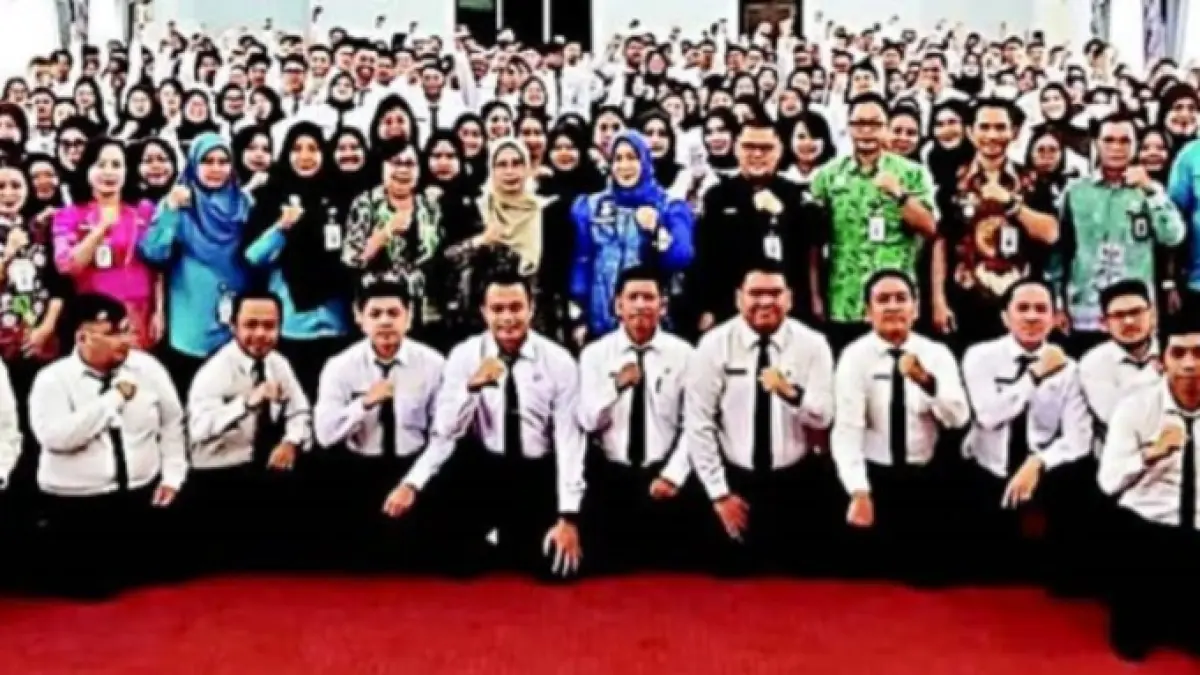 Asisten III Setda Kalteng, Hj Sunarti bersama Kepala BPSDM Kalteng, Nunu Andriani dan undangan bersama dengan peserta Latsar. Hikyant/ Kalteng Pos