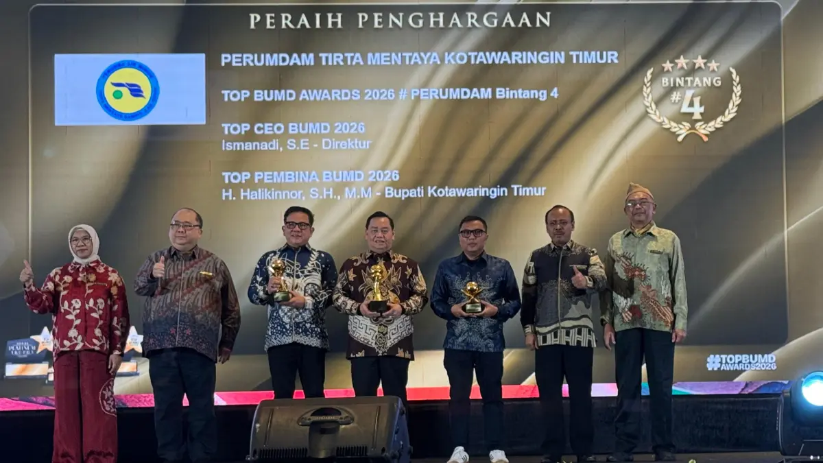 Bupati kotim dan Dirut BUMD dapat penghargaan.Humas