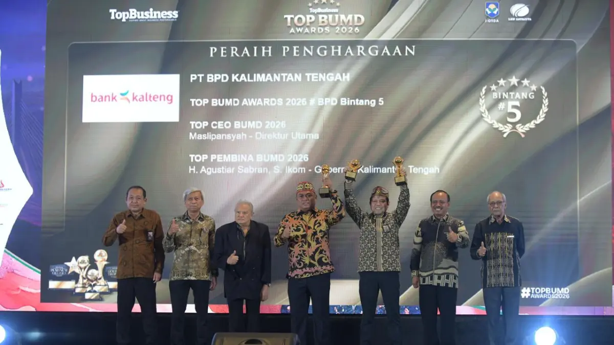 Direktur Utama Bank Kalteng, Maslipansyah (3 dari kanan) menerima  penghargaan TOP BUMN Award.Humas