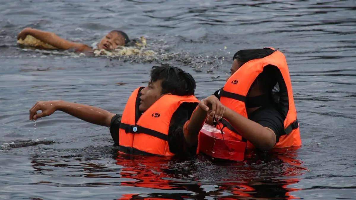 Latihan SAR oleh Basarnas kepada Sebangau Ranger di Dermaga Wisata Kereng Bangkirai, Minggu (12/4/2026). BNF

&nbsp;