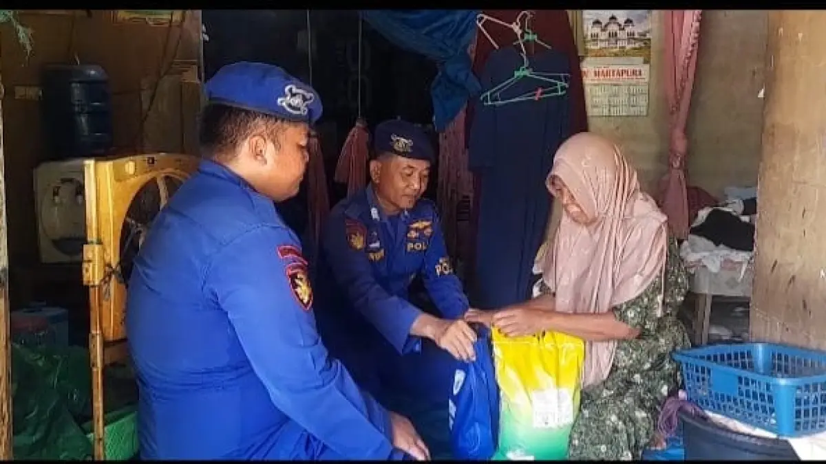 Personel Ditpolairud Polda Kalteng menyalurkan bantuan sosial kepada masyarakat pesisir di DAS Mentaya.Humas