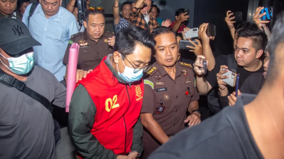 Salah satu tersangka Tipikor zirkon saat digiring penyidik Kejati Kalteng. ARIEF PRATHAMA/KALTENG POS