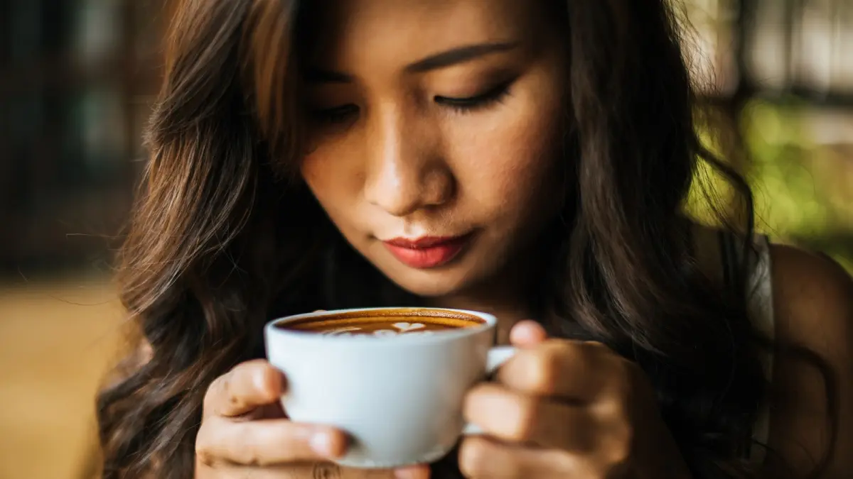 Minum kopi saat perut masih kosong ternyata menyimpan risiko kesehatan. FREEPIK