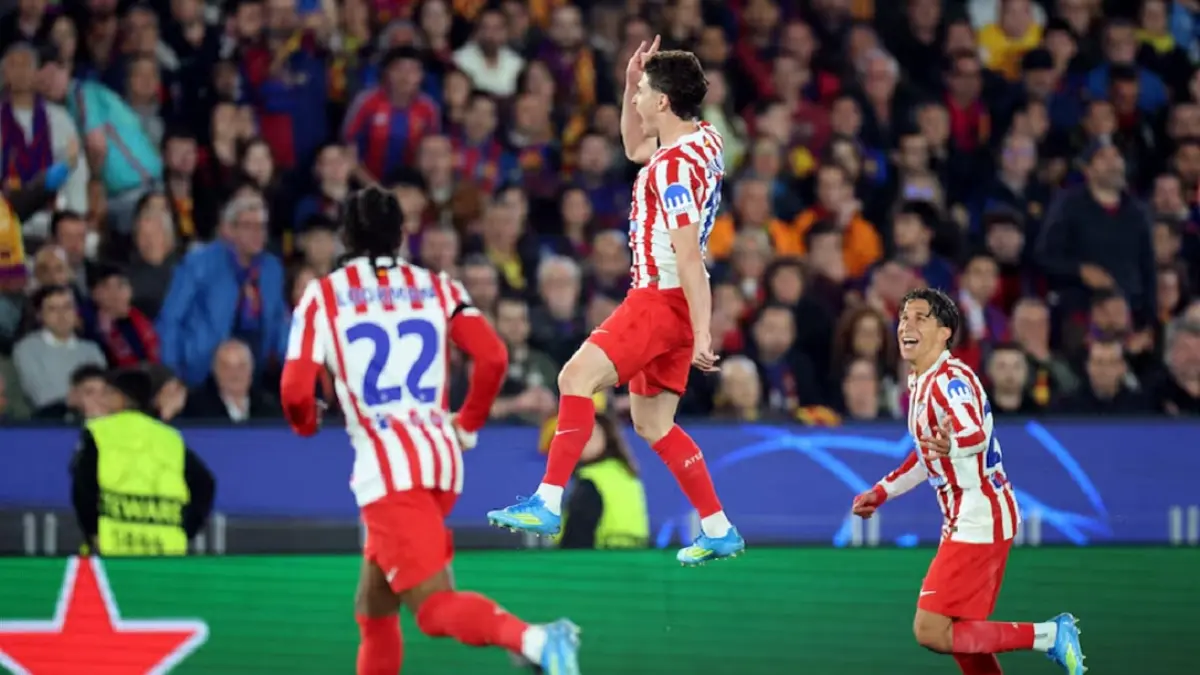 Pemain Atletico Madrid Julian Alvarez merayakan gol pertama mereka saat menghadapi FC Barcelona pada leg pertama babak perempat final Liga Champions UEFA 2025/2026 di Spotify Camp Nou, Kamis (9/4/2026). (Sumber: REUTERS/Nacho Doce)