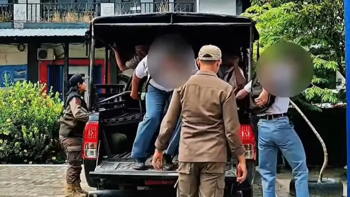 Satpol PP membawa pelajar dari tempat bolos ke sekolah. Humas