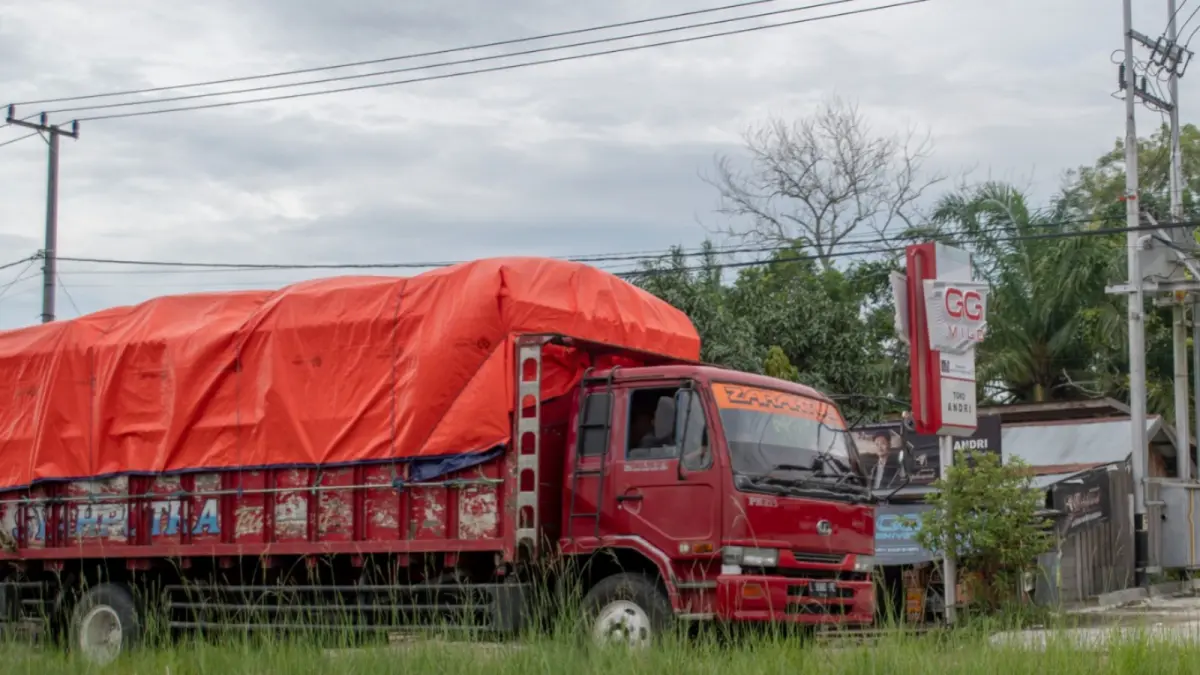 Truk melintas di ruas jalan kota jam sibuk.Dok Kaltengpos.jawapos.com